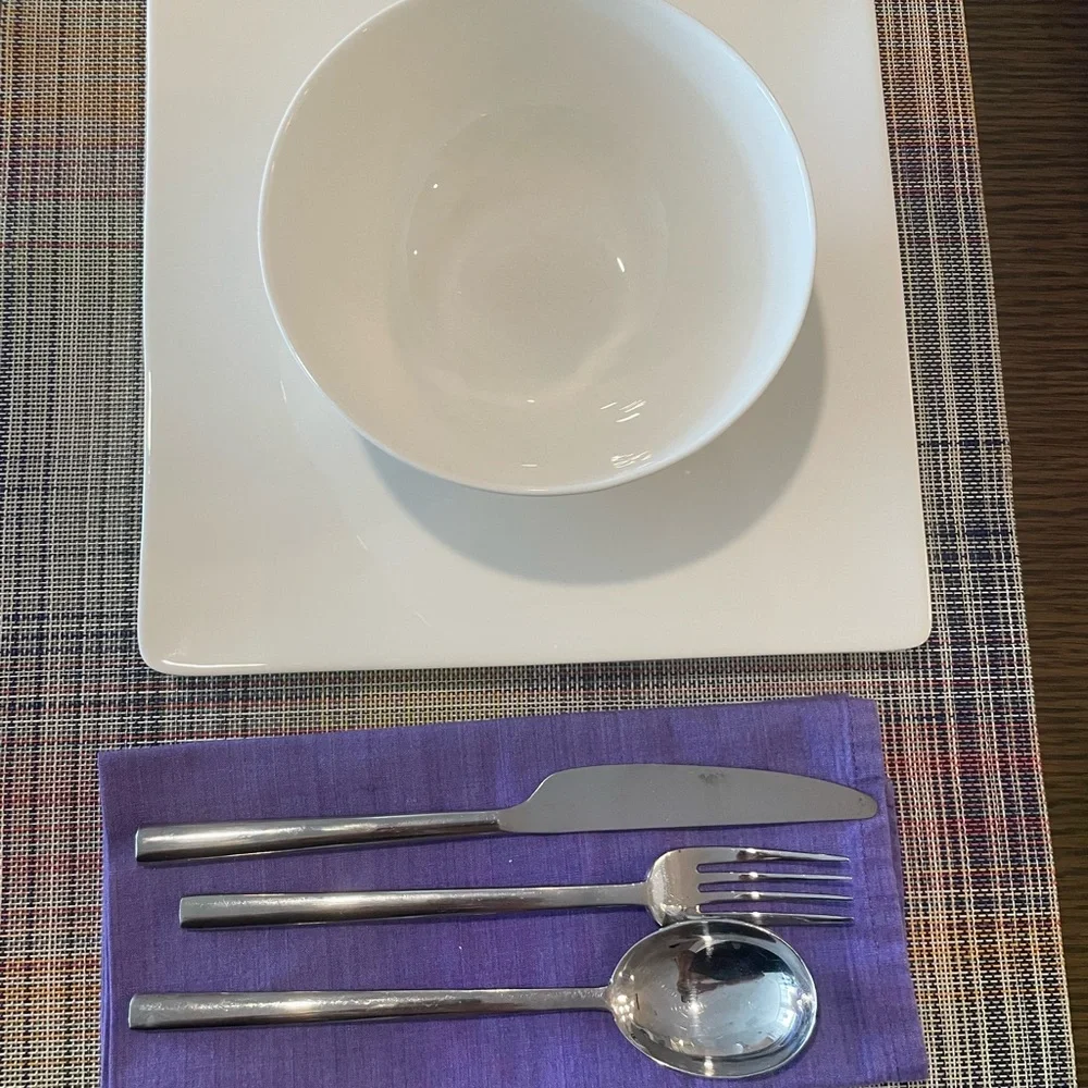 Crate & Barrel 8 Dinner Napkins